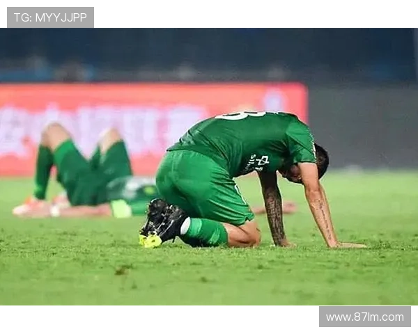 热刺队长愤怒爆发怒摔水瓶