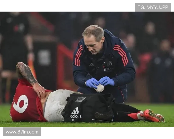 约罗受伤曼联只剩一名中卫迎战切尔西